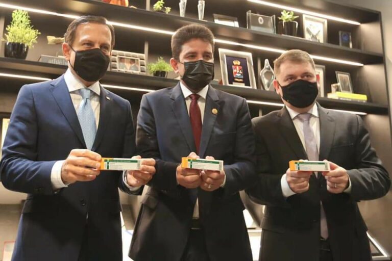 Ao lado de Doria, Gladson oficializa aquisição da coronavac; vacinação no AC começa em janeiro