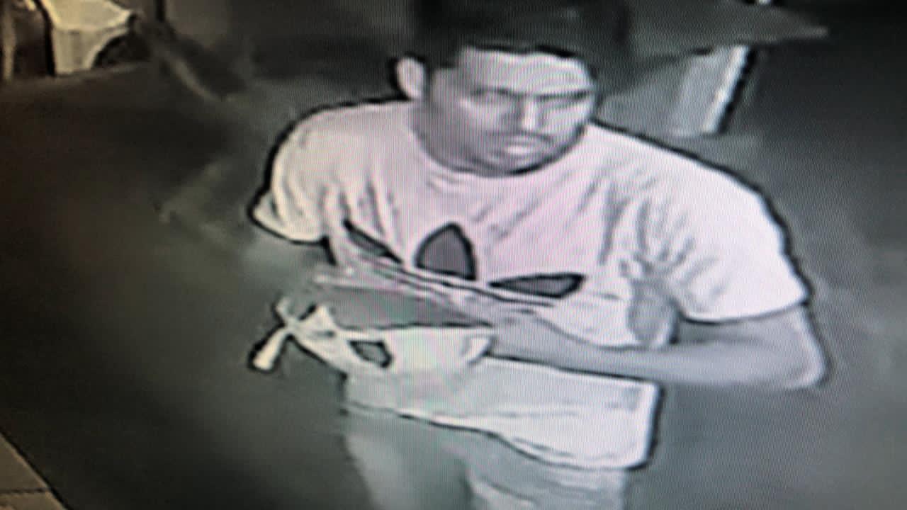 VĂdeo: bandidos assaltam lanchonete, rendem grávida e roubam carro de luxo VĂdeo: bandidos assaltam lanchonete, rendem grávida e roubam carro de luxo