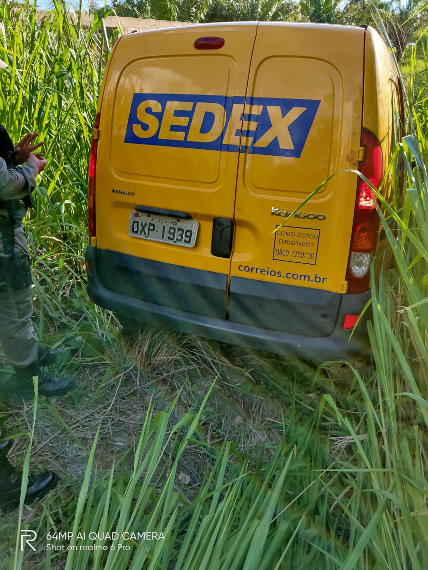 Criminosos rendem carteiro, roubam veículo dos Correios da Capital e levam toda carga