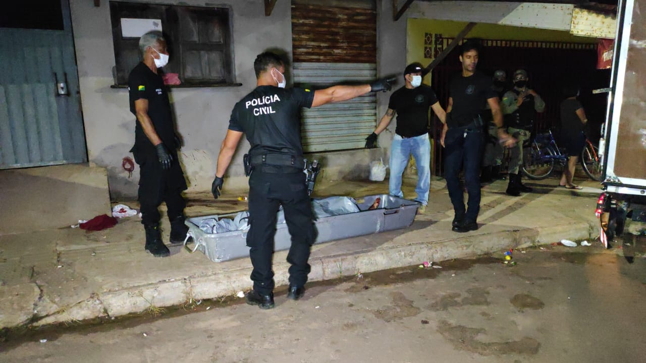 Marido briga com esposa e é morto por outro homem com 5 facadas