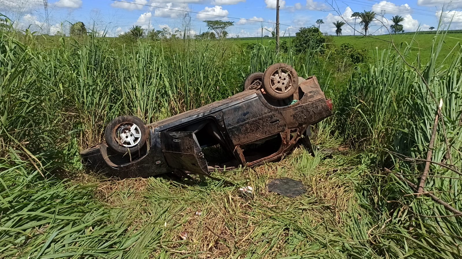 Carro bate em buraco, capota e deixa adultos e crianças feridas em rodovia no Acre
