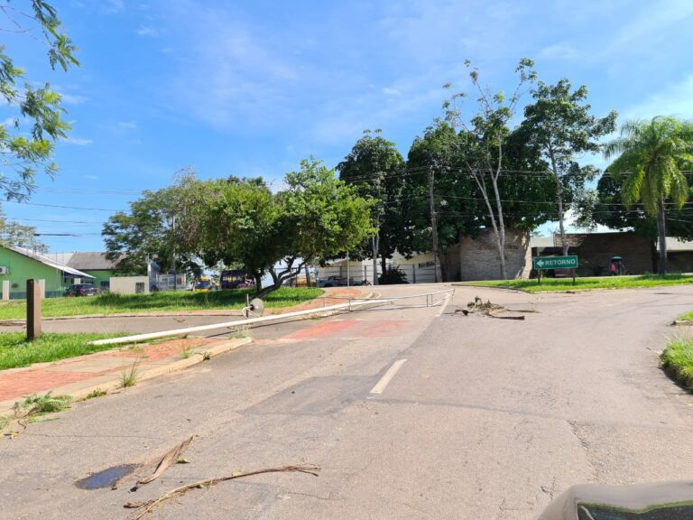 Poste de luz cai e interdita uma das principais vias de acesso no Tucumã