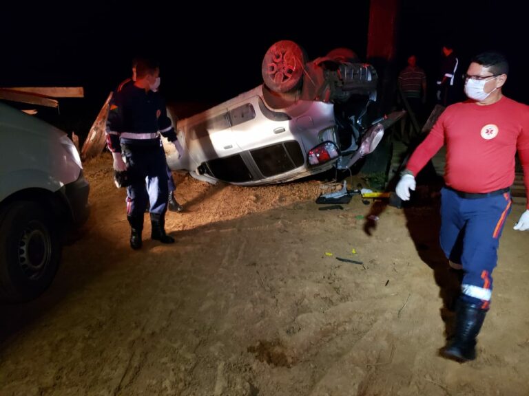 Carro que vinha de Boca do Acre para Rio Branco capota e deixa  quatro feridos