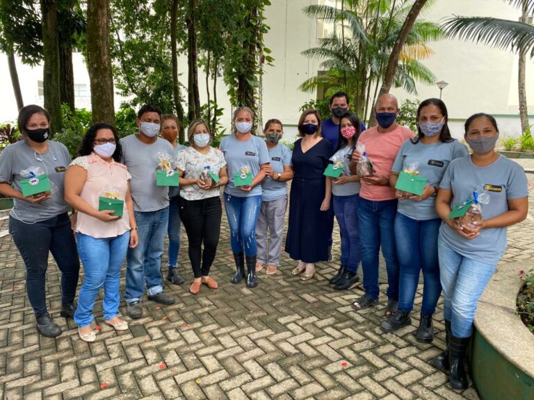 Neri percorre todas as salas da prefeitura para agradecer o empenho de cada servidor