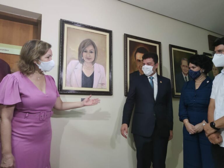 Socorro Neri é primeira mulher a ter foto estampada na galeria de prefeitos de Rio Branco
