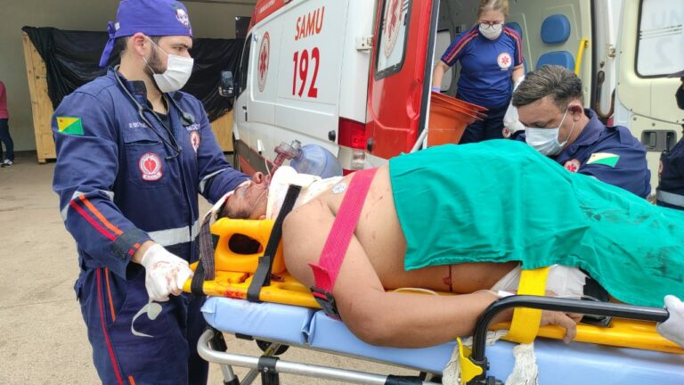 Pastor sofre parada cardíaca após ser atropelado ao tentar atravessar avenida no interior do Acre