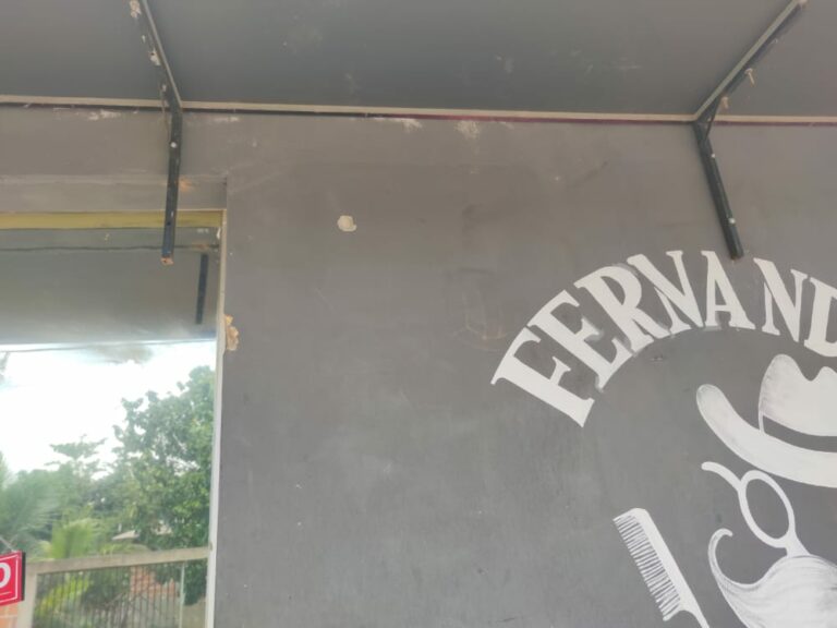 Após cabeleireiro denunciar suposta agressão da PM, salão é alvo de tiros na madrugada