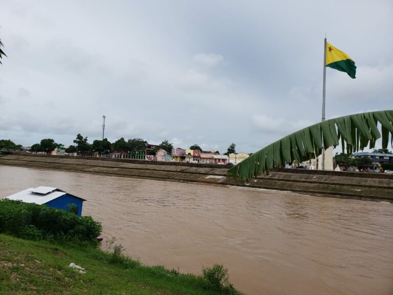 Rio Acre sobe 1 metro em 24h na Capital e fica a poucos centímetros da cota de alerta