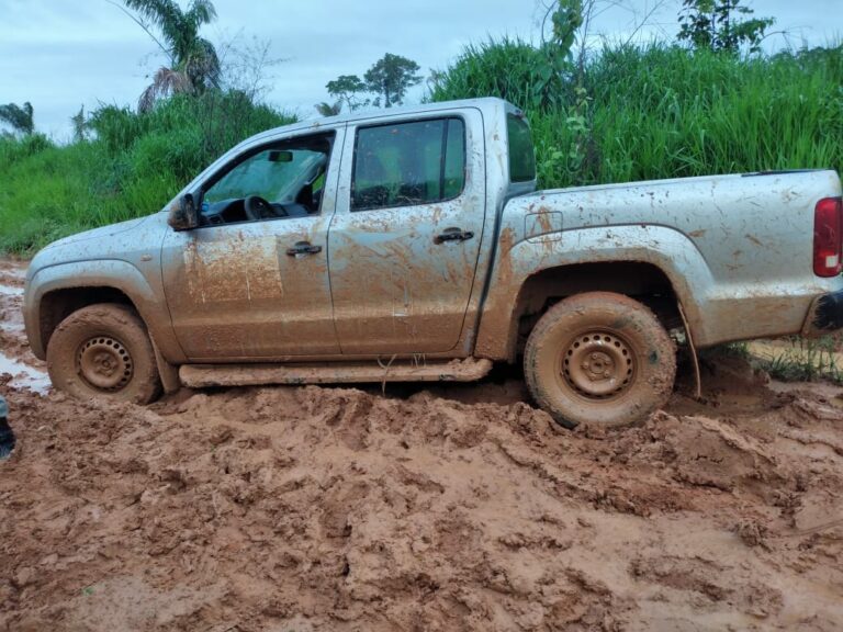 Bandidos invadem Secretaria de Saúde de Plácido de Castro e roubam carros oficiais