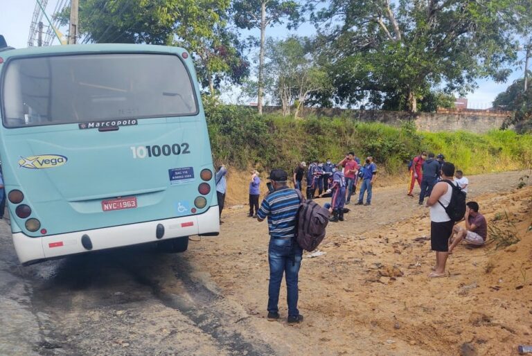 Ônibus bate em barranco e deixa feridos na Avenida Torquato Tapajós em Manaus