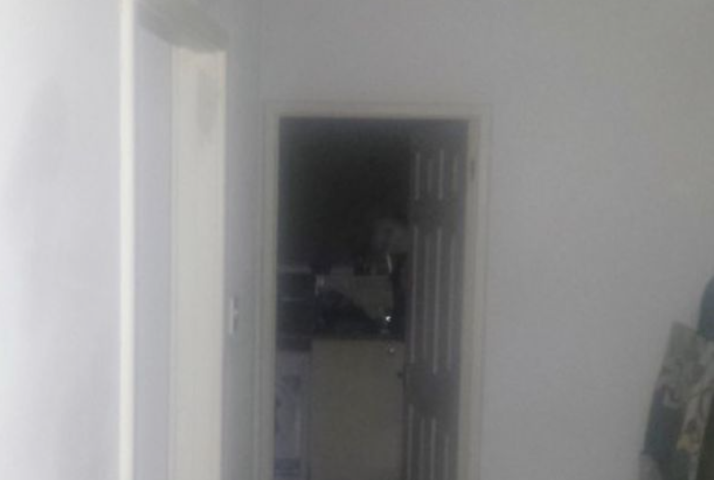Jovem abandona apartamento após flagrar figura assustadora na cozinha