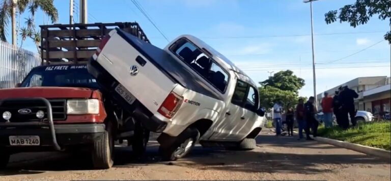 Caminhonete capota e vai parar em cima de veículo boiadeiro, em RO
