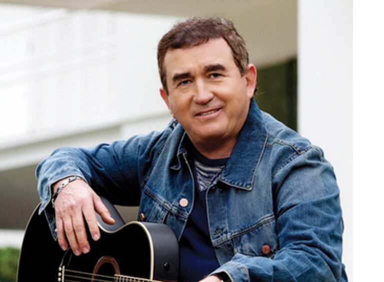 Aos 69 anos, Amado Batista testa positivo para a covid-19