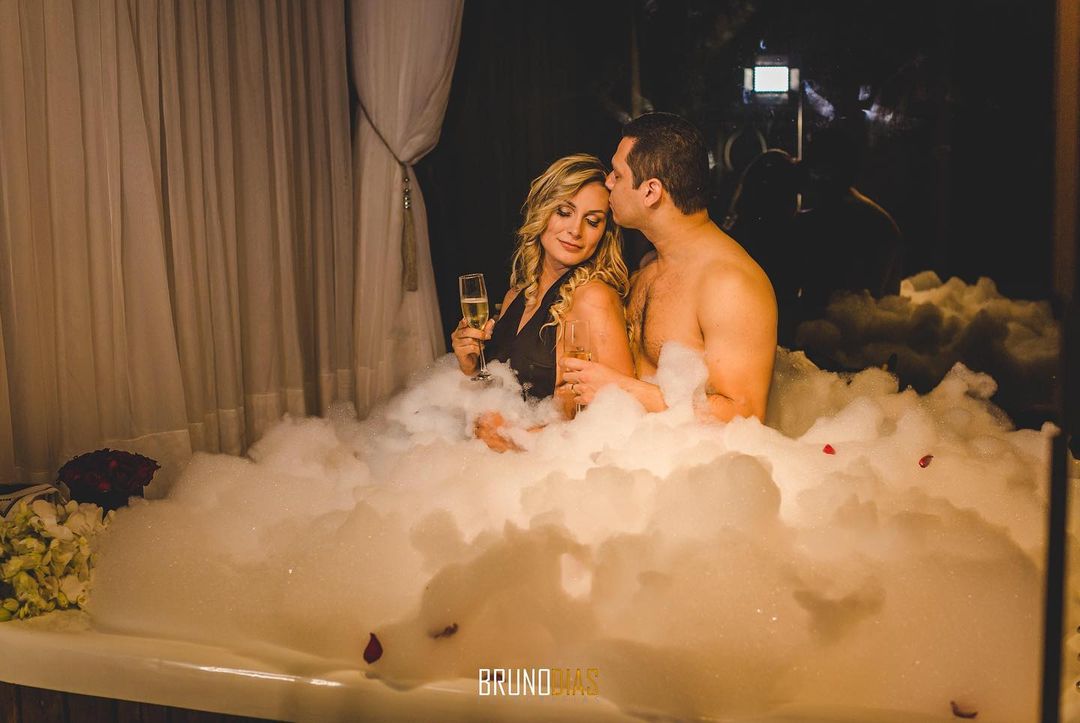 Andressa Urach posta intimidades da noite de núpcias com foto na banheira