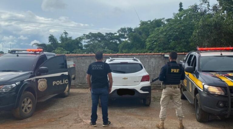 PRF recupera veículo roubado e apreende drogas e mercadorias irregulares no AC