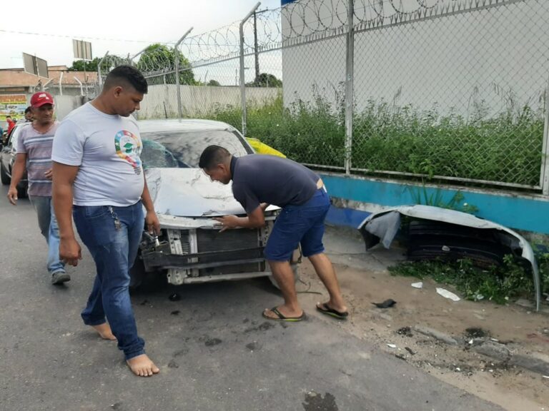 Motorista bate em ônibus ao perseguir suspeitos de assalto em Manaus
