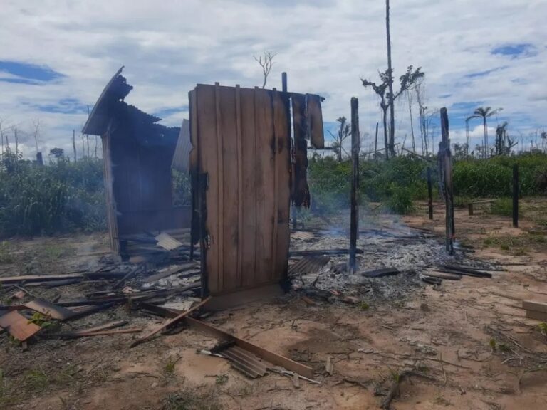 Casa é destruída por suposto incêndio criminoso na Estrada do Chaules