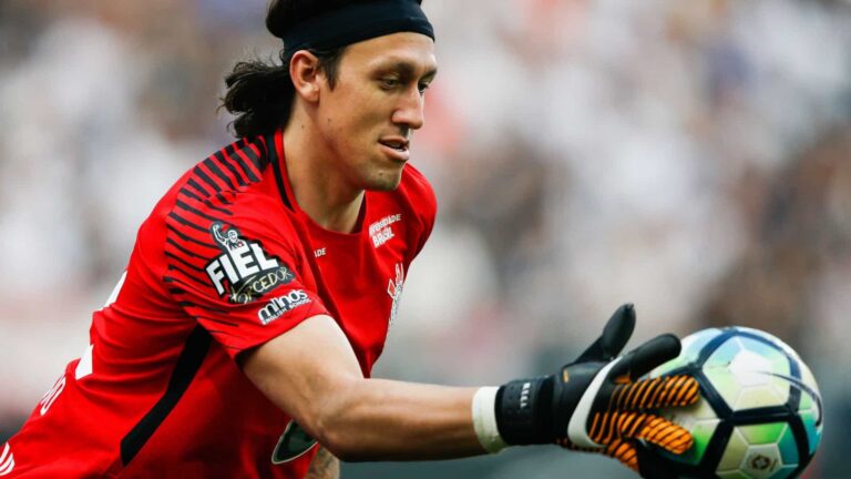 Cássio vai a hospital de ambulância após choque na cabeça no jogo