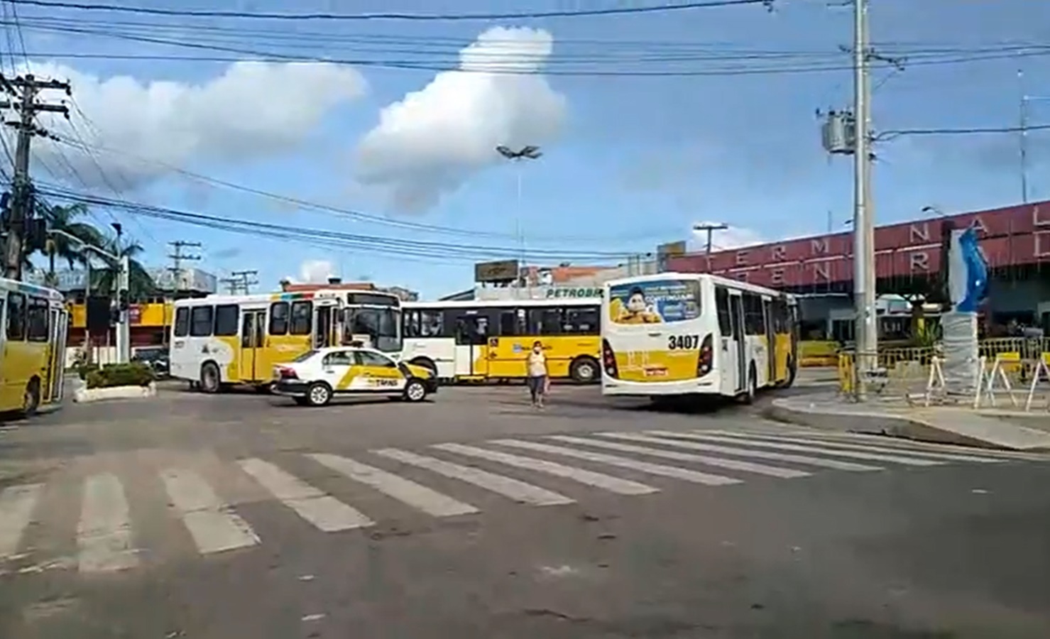 Caos no trânsito: Motoristas de ônibus fecham Terminal Urbano e Av. Brasil em protesto