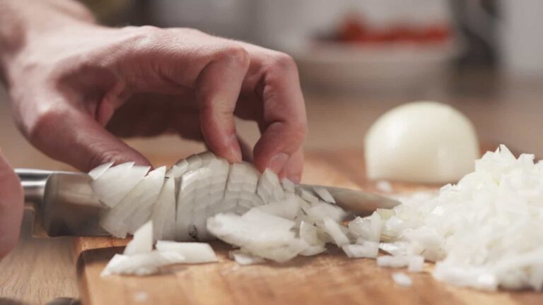 Três truques para cortar a cebola sem chorar