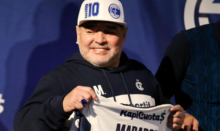 Médico de Maradona falsificou assinatura de ex-jogador, diz jornal