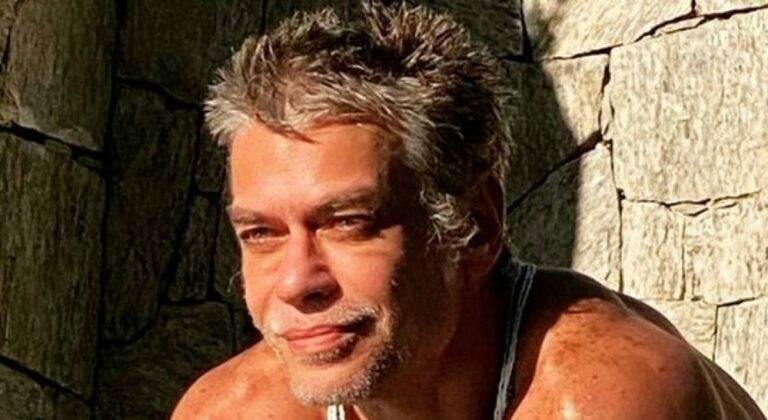 Fabio Assunção exibe músculos e fãs deliram