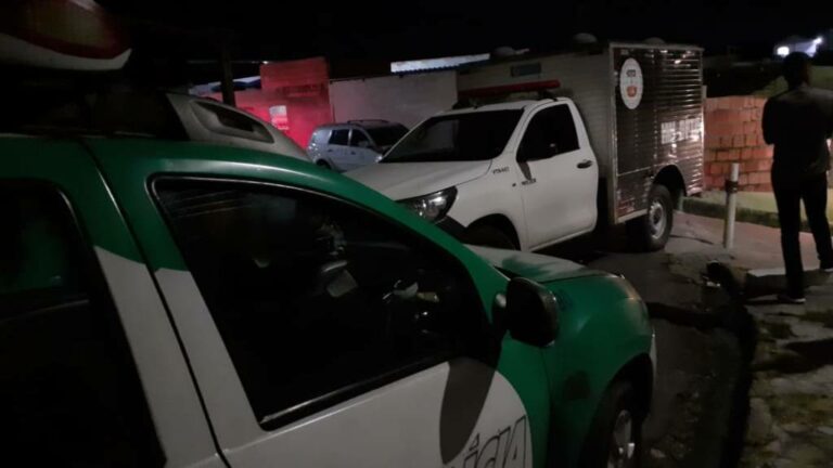Homem é encontrado morto com faca cravada na cabeça