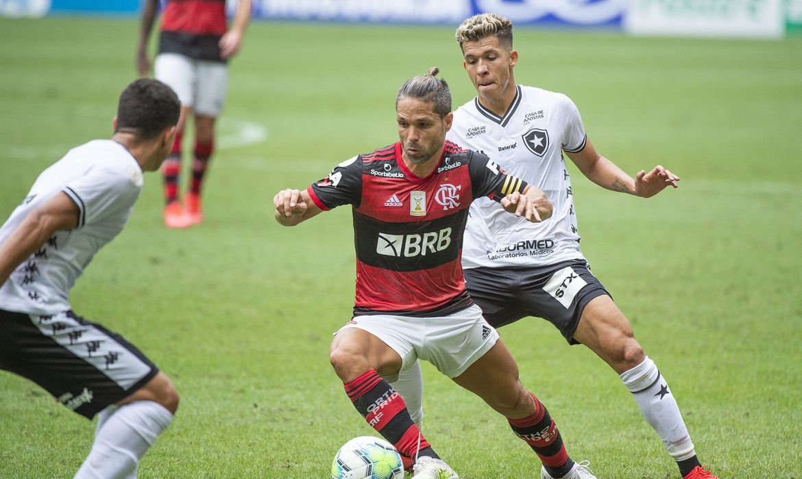 Pressionados, Botafogo e Flamengo fazem clássico no Brasileirão neste sábado