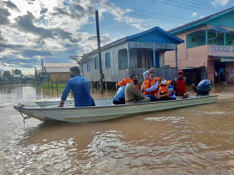 Antes de passar o Ano Novo no Juruá, Gladson entrega 100 cestas básicas em Tarauacá