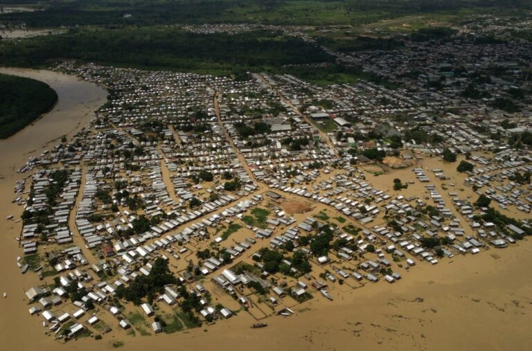 Rio Tarauacá atinge 10,60 metros e 16 famílias tiveram que sair de casa devido a cheia