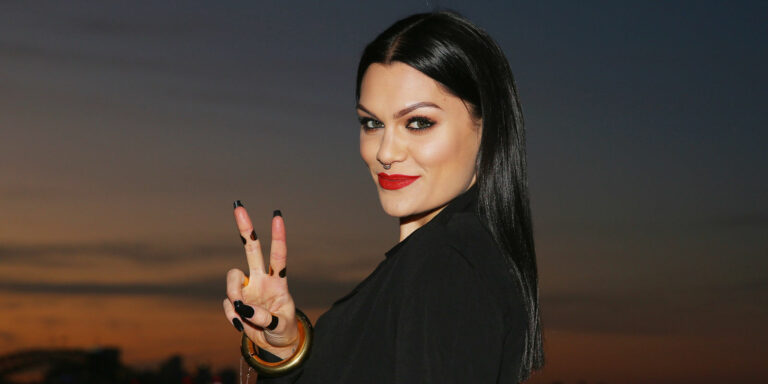 Jessie J acorda sem audição e tem diagnostico de doença rara que a impede de cantar
