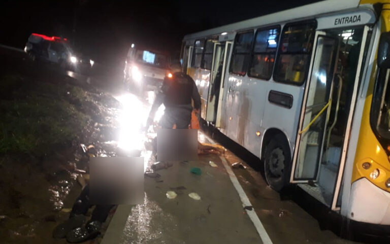 Passageiros de ônibus reagem e matam suspeito de assalto