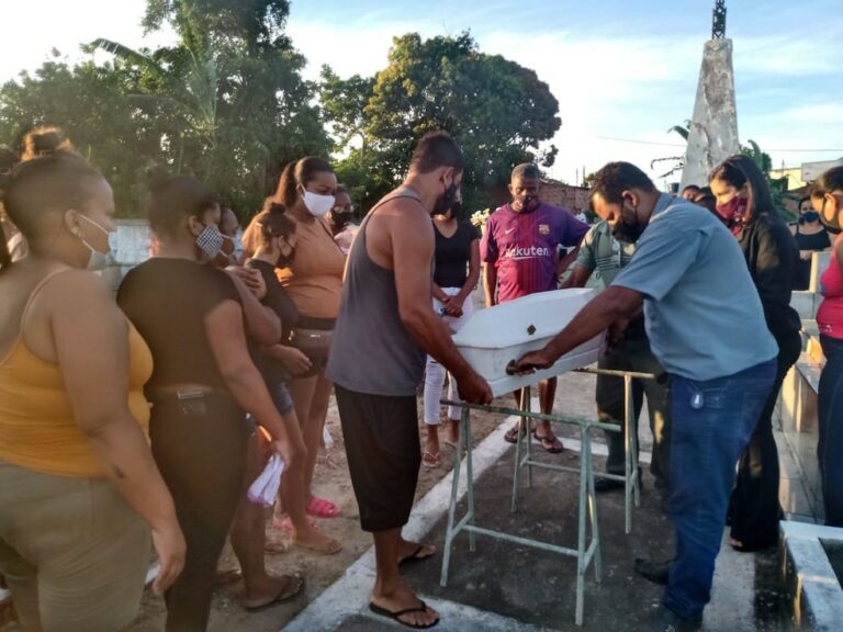 Quatro irmãos e prima são enterrados após acidente com 7 mortos