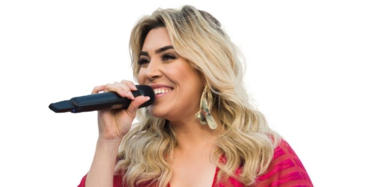 Naiara Azevedo pede volta dos shows e cobra ajuda de Jair Bolsonaro