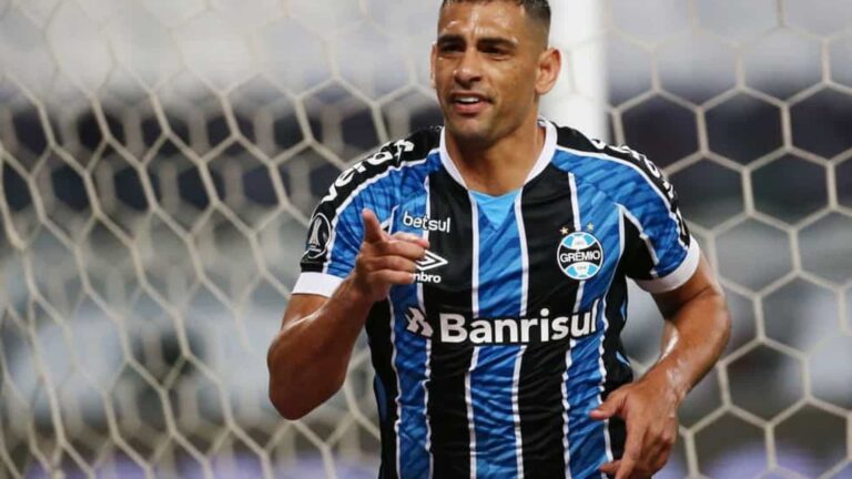 Diego Souza valoriza empate do Grêmio com o Santos
