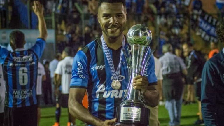 Jogador uruguaio Maxi Pereira morre aos 27 anos após acidente