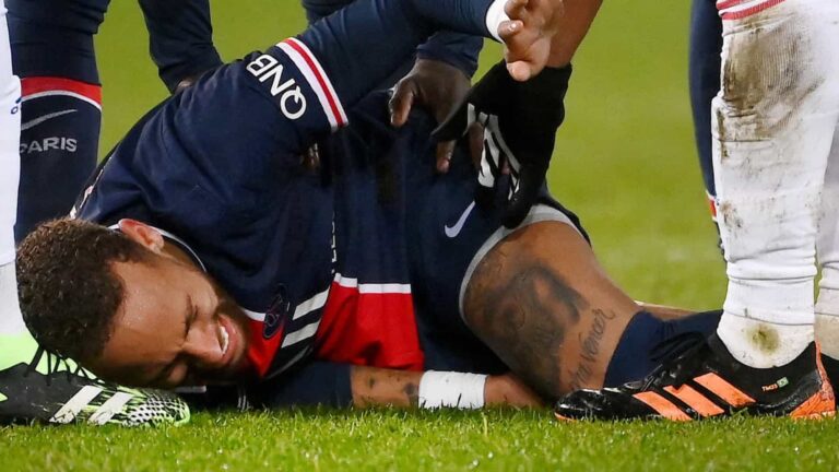 PSG perde em casa, Neymar se lesiona e sai de maca chorando