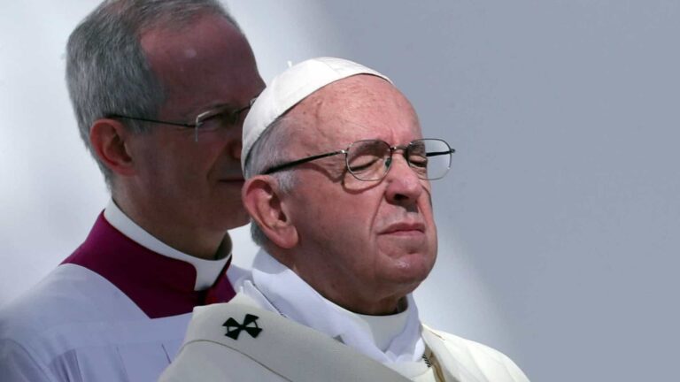 Com ‘dolorosa ciática’, papa Francisco não presidirá missas de fim de ano