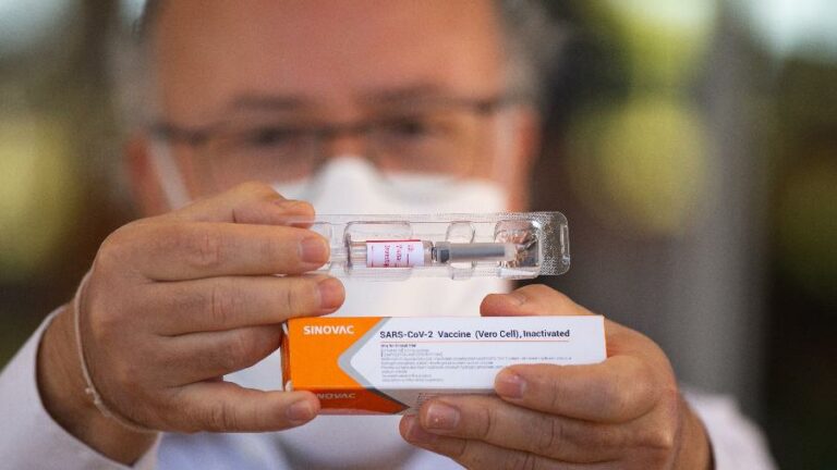 É falso que China não usará suas próprias vacinas
