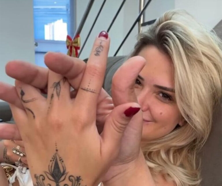 Após assumirem affair, ex-BBB Marcela e cantora Luiza posam de mãos dadas