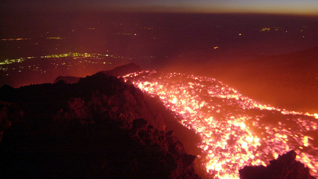 Vulcão Etna entra em erupção na Itália e causa explosões; VEJA VÍDEO