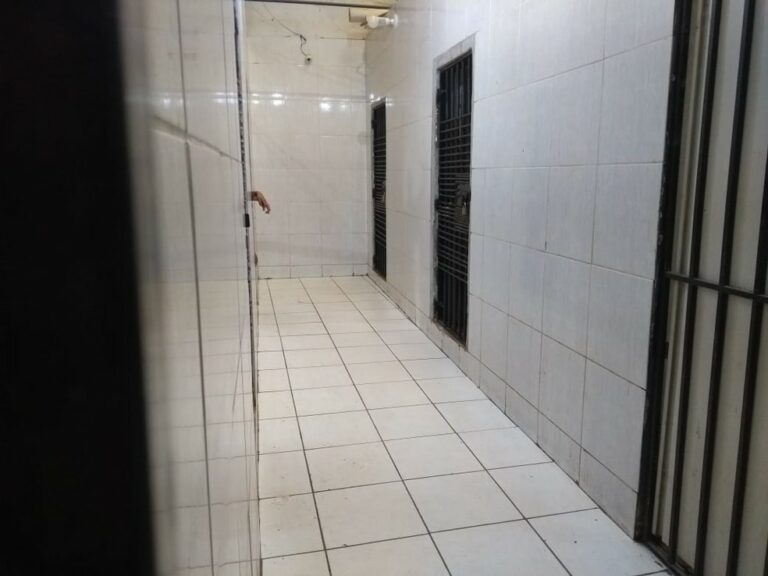 Após roubar restaurante, ladrão em fuga invade casa e faz idosa refém em Porto Velho