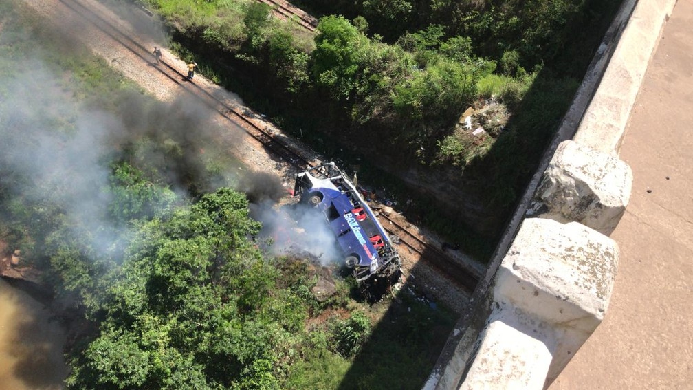 Ônibus que caiu de viaduto e deixou 17 mortos não tinha autorização para transporte