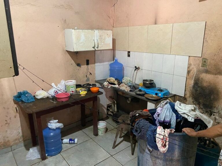 Polícia resgata mãe e filha trancadas em casa em Manaus