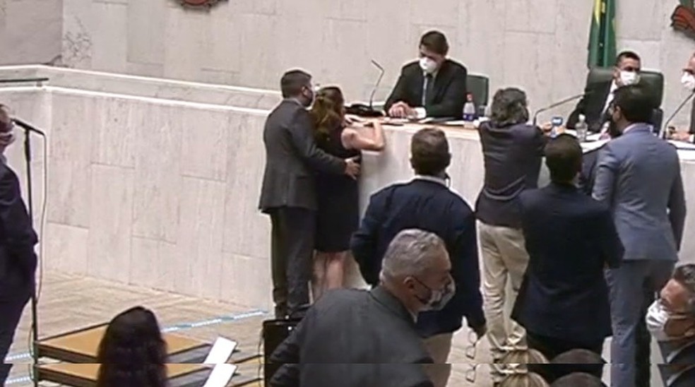 Deputado passa mão no seio de deputada durante sessão; veja vídeo