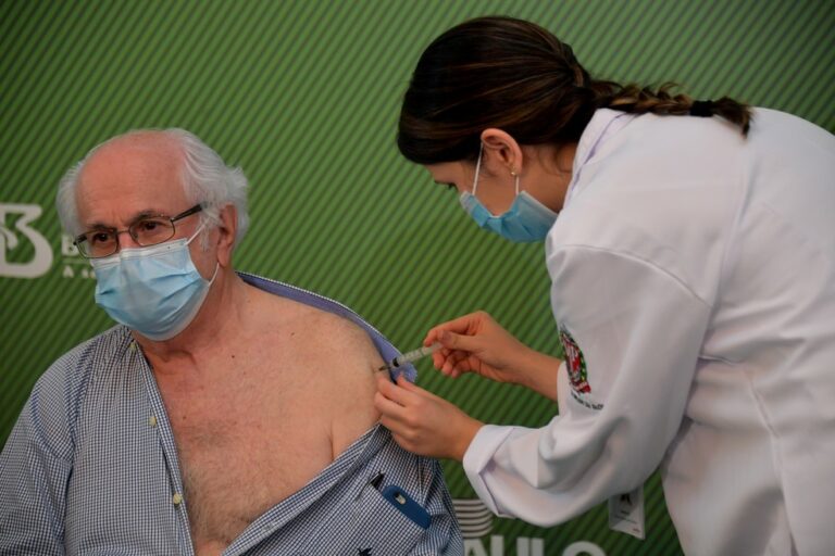 Mundo passa de 40 milhões de vacinas contra Covid aplicadas; Brasil aparece pela 1ª vez