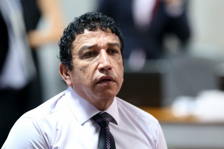 Ex-senador deixa vazar foto de pênis no Facebook, não percebe e ainda tira satisfação