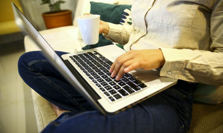 Ganhe até R$ 600 trabalhando de casa: Veja 3 sites de renda extra via home office