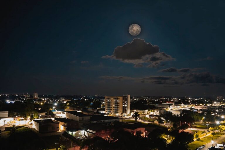 Superlua ilumina o céu de Rio Branco