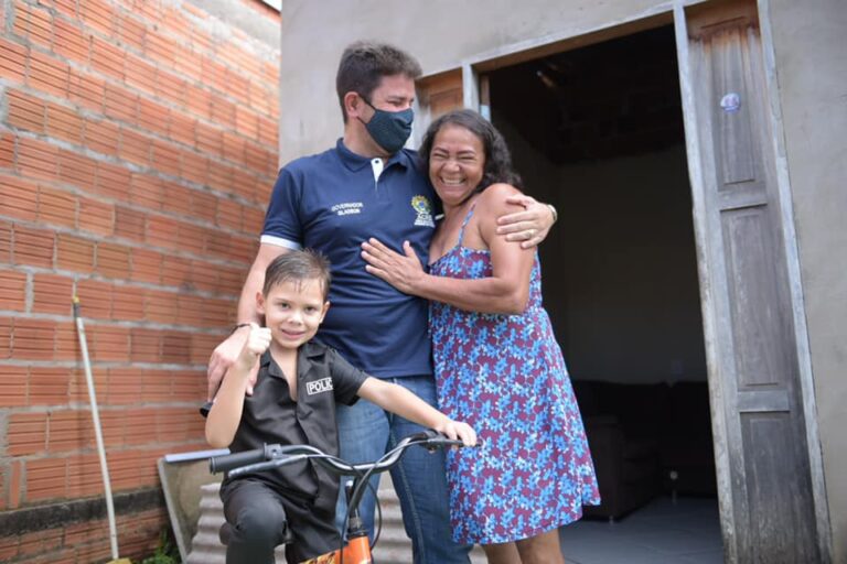 Gladson entrega bicicleta a criança de 5 anos que sonha em ser policial no Acre 